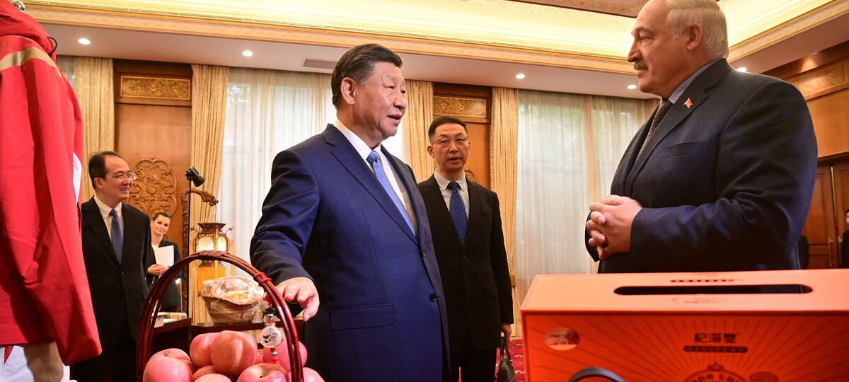 Что означает угощение от Си Цзиньпиня? Лукашенко прилетел в Пекин явно не за местными яблоками. Фото: president.gov.by