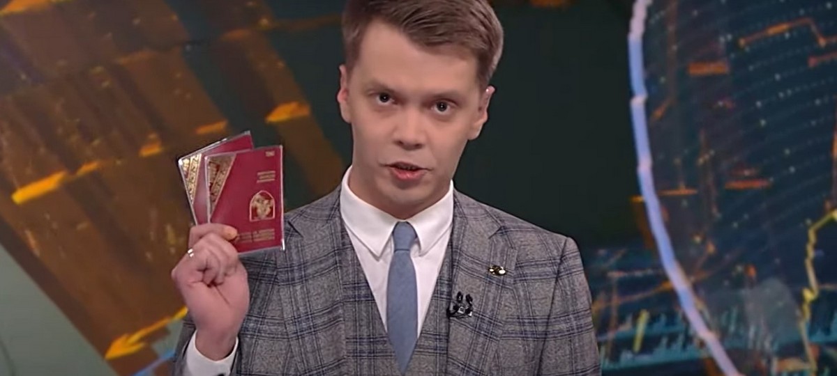 Пропагандист Игорь Тур в эфире телеканала «ОНТ»‎ показывает якобы паспорт Новой Беларуси.Скриншот видео «ОНТ»‎.