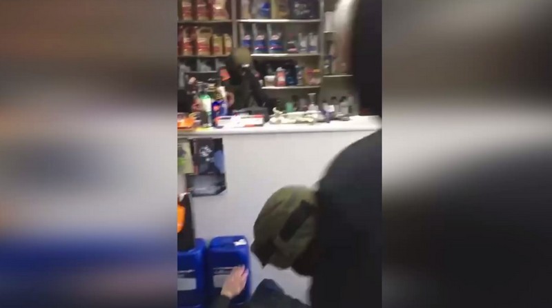Силовики вламываются в магазин запчастей в Березе. Скриншот видео
