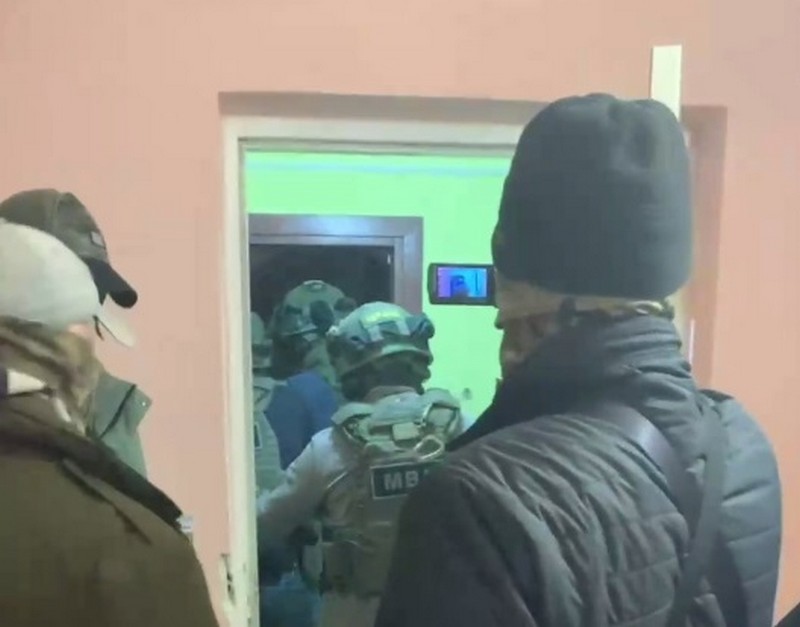 Силовики вламываются в квартиру жителя Барановичей. Скриншот видео