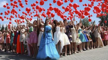 Беларусам все еще близка борьба с проявлениями роскоши. Возмутит ли школьников и родителей регламентация выпускных?