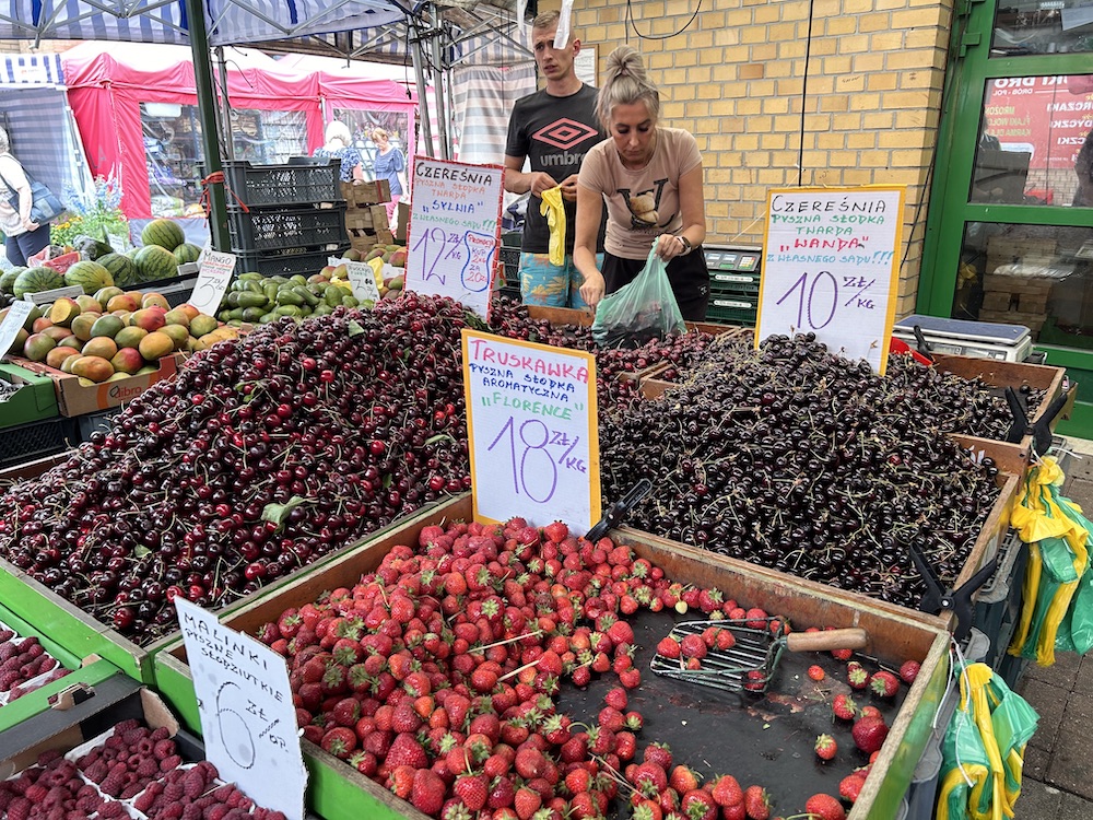Цены на сезонные ягоды и фрукты на варшавском рынке Hala Mirowska. Фото: BGmedia.