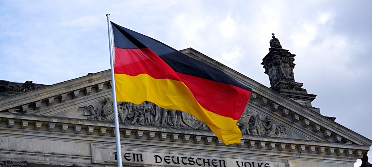 Флаг Германии развевается на ветру. Иллюстративное фото