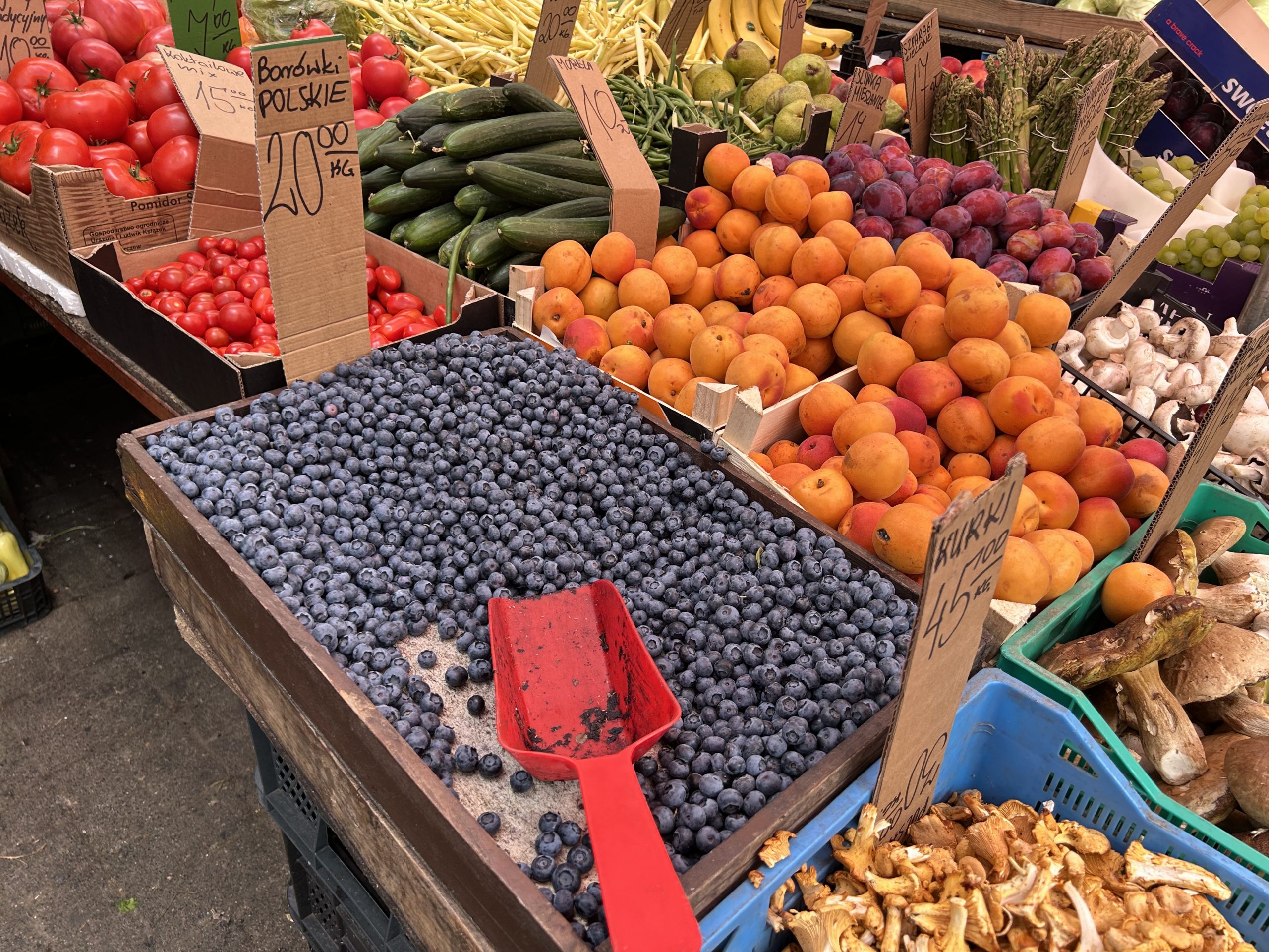 Цены на сезонные ягоды и фрукты на варшавском рынке Hala Mirowska. Фото: BGmedia.