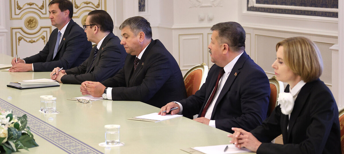 Юрий Шулейко (в центре) во время назначения на должность заместителя премьер-министра Беларуси. 27 июня 2024 года, Минск.
