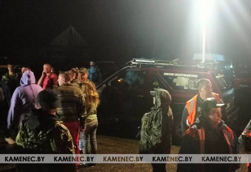 Поисковые отряды, волонтеры, сотрудники МЧС и МВД, местные жители ищут ночью пропавшую девочку в деревне Пелище Каменецкого района. Фото: Kamenec.by.